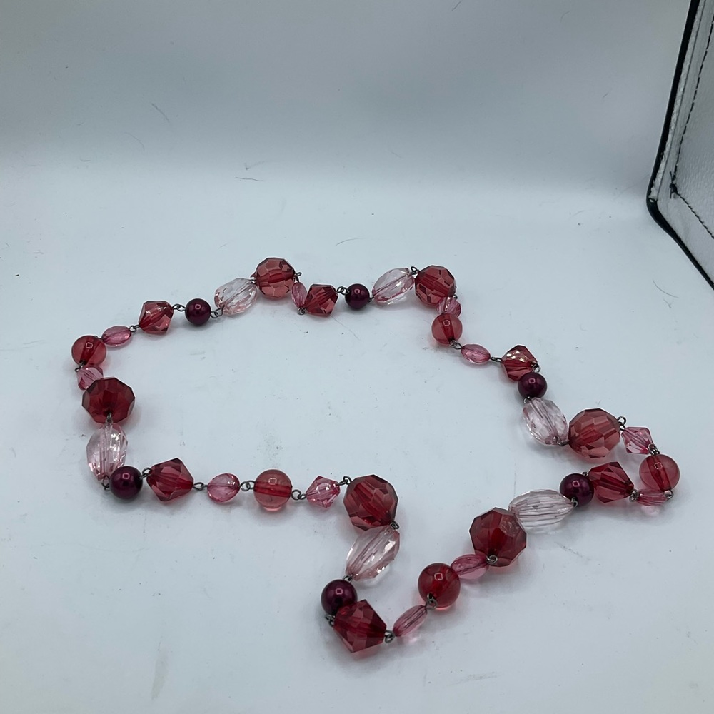 “FACTED BURGUNDY AND PINK BEADED NECKLACE”. Costume Jewelry. - Picture 3 of 7